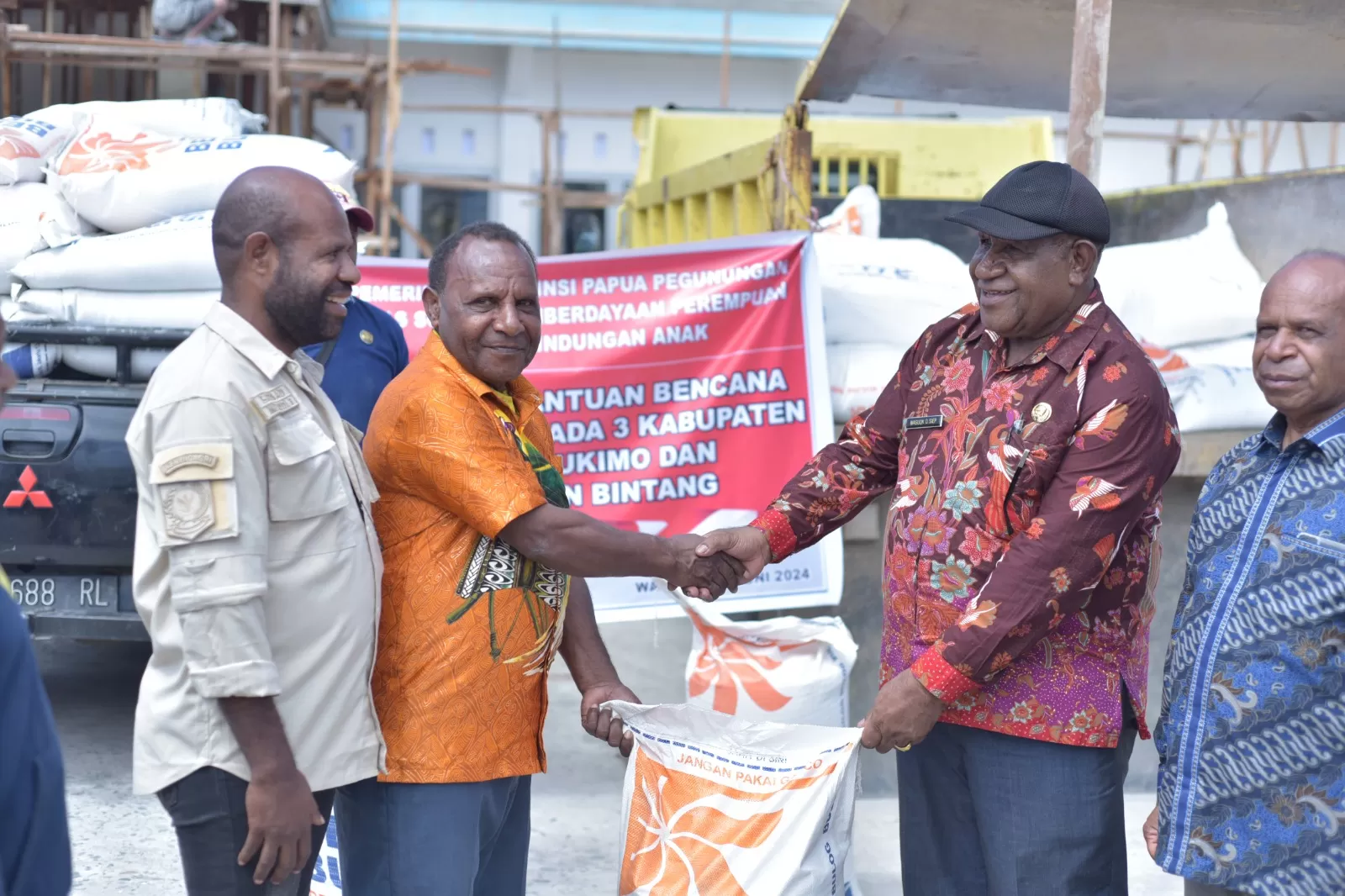 Pj Sekda Provinsi Papua Pegunungan, Wasuok Demianus Siep saat menyerahkan bantuan beras dari Pemprov Papua Pegunungan pada perwakilan 3 kabupaten yang mengalami bencana tanah longsor di halaman kantor (ceposonline.com/DENI)