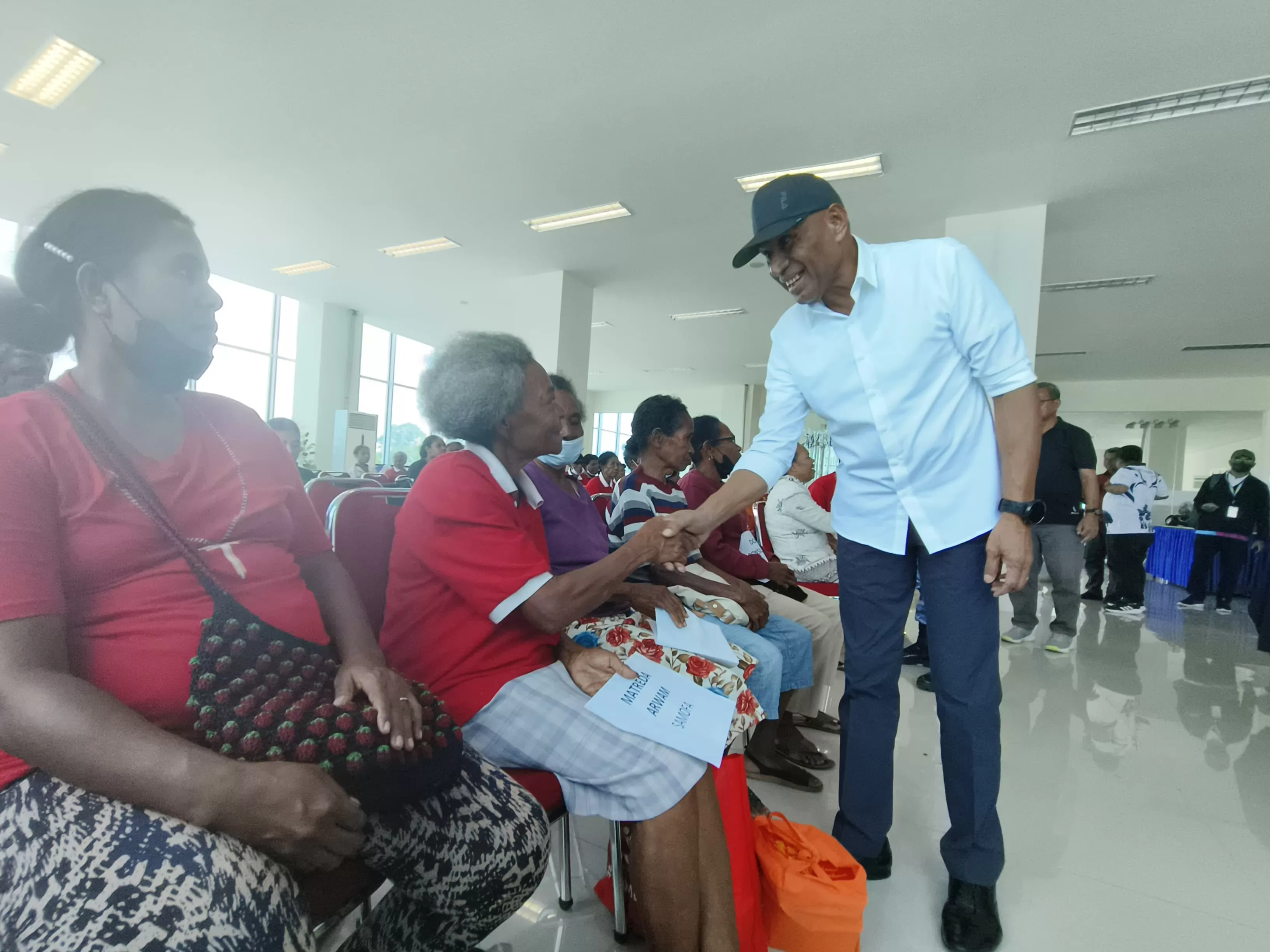 Tenaga Ahli Bidang Rehabilitasi Kementrian Sosial Benhur Tomi Mano, saat melihat langsung proses persiapan operasi katarak bagi para lansia di RSUD Biak, Jumat (21/06/2024).  (Ceposonline.com/ISMAIL)