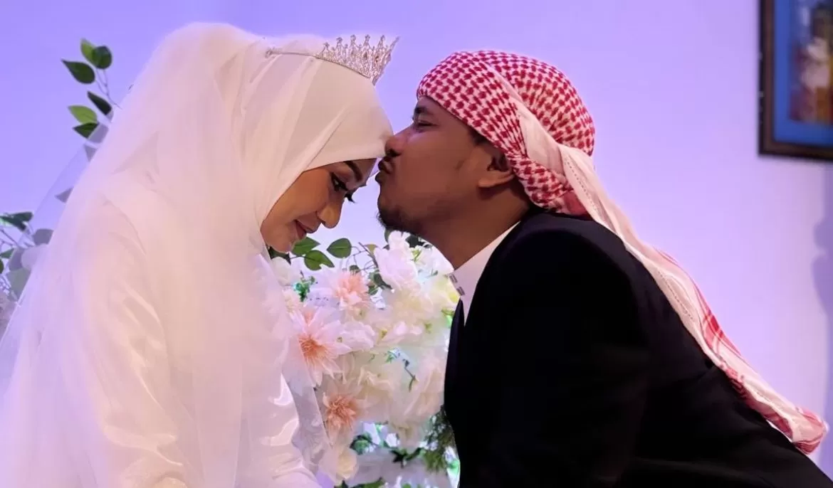 Potret pernikahan Komika Papua Mamat Alkatiri dan kekasihnya Nafha Fira, Senin (24/6/2024). (Instagram Praz Teguh)