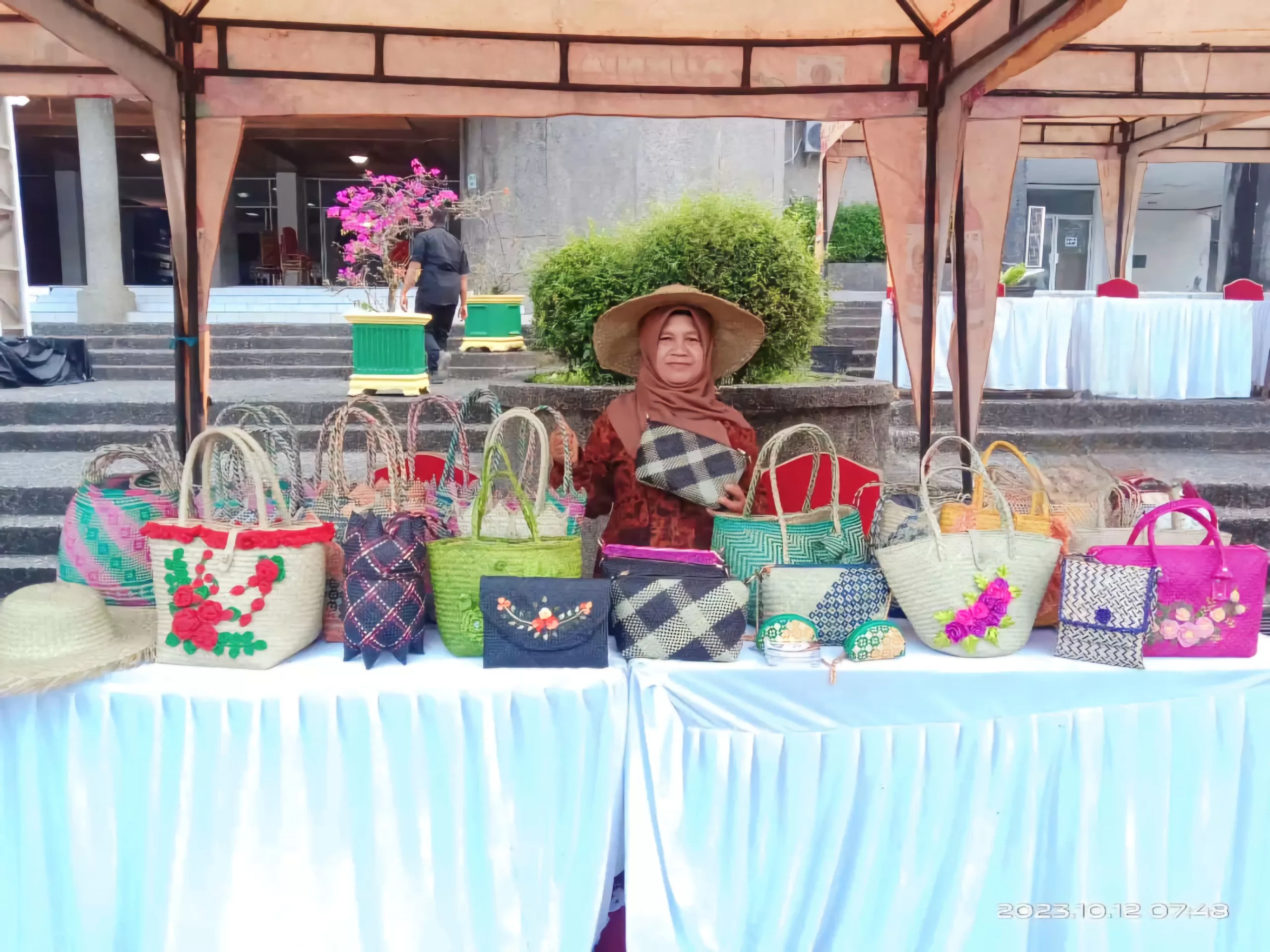 Yeni Walnita seorang pelaku usaha ultra mikro asal Padang.   (Ist)