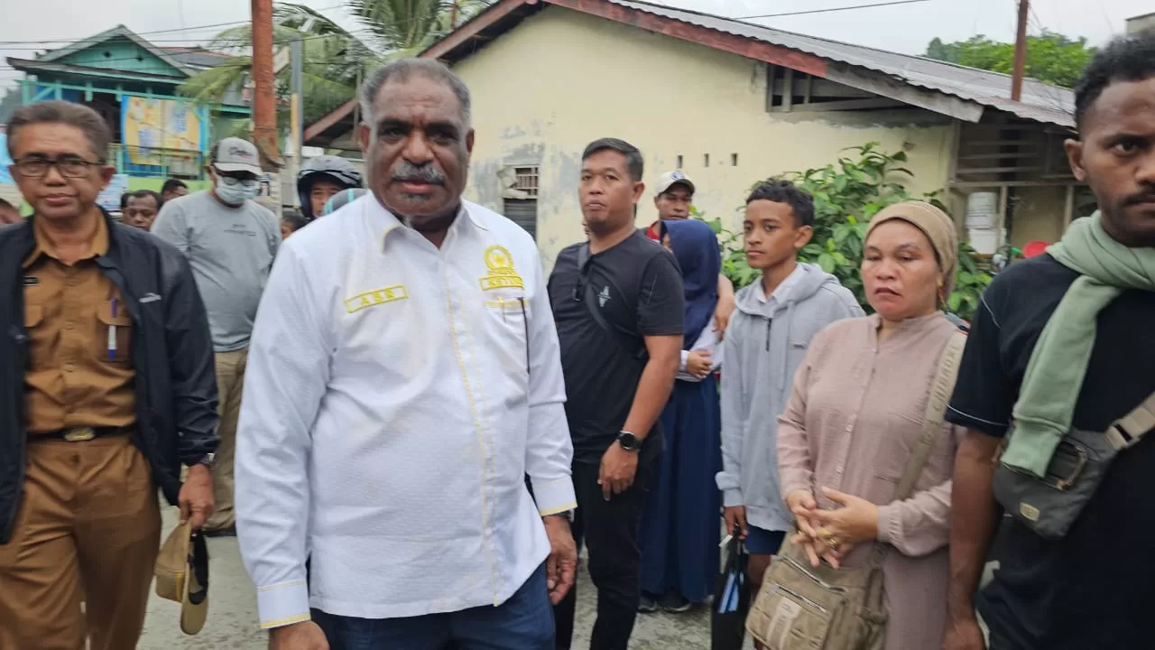 Ketua DPRD Kota Jayapura, Abisai Rollo saat bertemu orang tua siswa disela-sela pemalangan SMA N 4 Jayapura.  (HANS PALEN/Ceposonline.com)