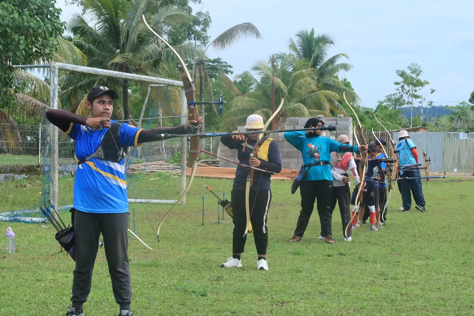 Aktivitas latihan Memanah Tim Manuhua Archery Club, di Lapangan Marlon Kawer Lanud Manuhua Biak. (CENDERAWASIH POS/Ismail)
