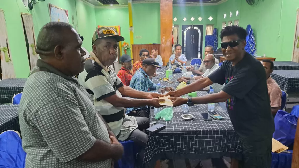 Penyerahan dukungan anggaran kepada tiga suku di Keerom oleh Dewan Adat Keerom, Rabu (26/6/2024). (CEPOSONLINE.COM/Mustakim Ali)