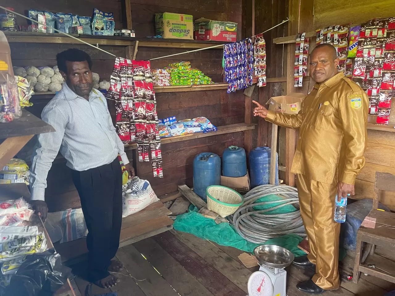 Kadis Koperasi dan UKM Kabupaten Mamberamo Tengah, Aruam Pagawak, S.Pd., M.Si., saat melakukan kunjungan di Koperasi GIDI Taria, Distrik Mengambilis, Kabupaten Mamteng, Papua Pegunungan. (Humas Pemkab Mamteng)