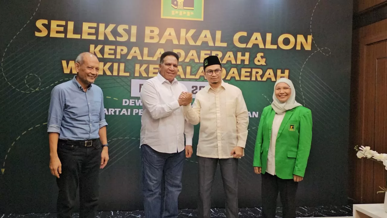 Bakal Calon Gubernur Papua, Paulus Waterpauw ketika foto bersama dengan pengurus DPP PPP usai fit and proper test di Kantor DPP Partai Persatuan Pembangunan (PPP), Selasa (2/6/2024) sore.  (HANS PALEN/ceposonline.com)