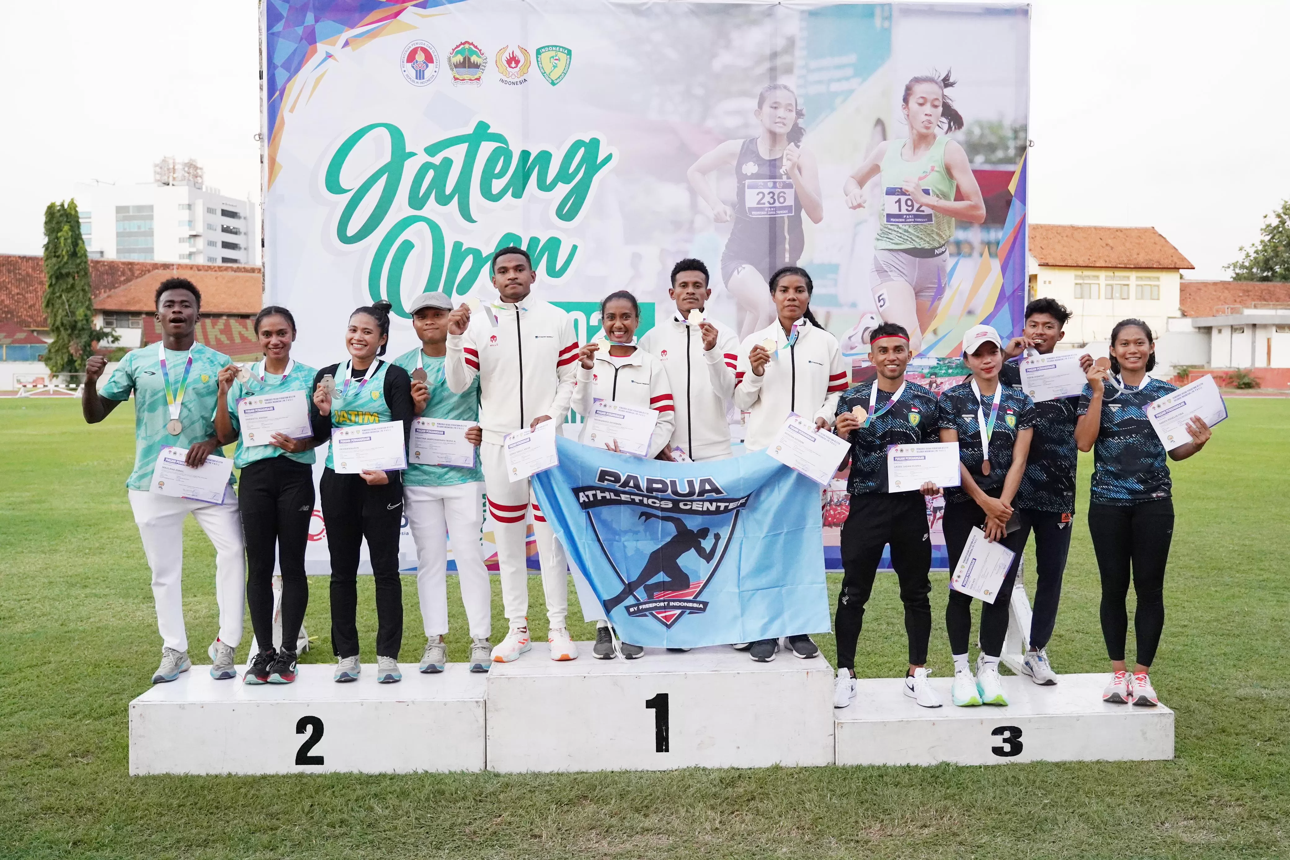 PTFI for Ceposonline.com Tim estafet PAC yang sukses meraih medali emas nomor 4x400 meter putra-putri dengan catatan waktu 3 menit 33,96 detik.  (ceposonline.com/PTFI)