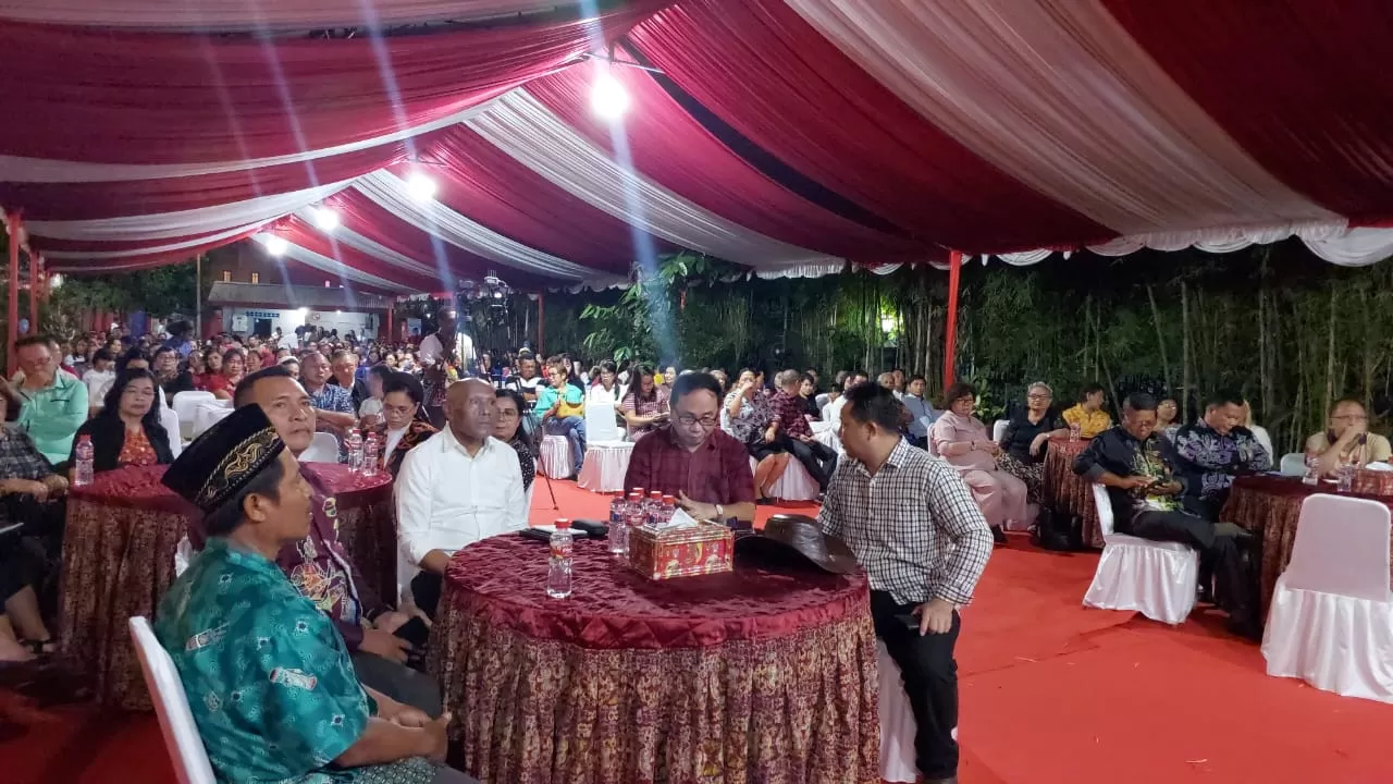 Pertemuan Benhur Tomi Mano dan Kerukunan Keluarga Kawanua (K3) di rumahnya di Kotaraja, Minggu (8/7/2024). (CENDERAWASIH POS/Karolus Daot)