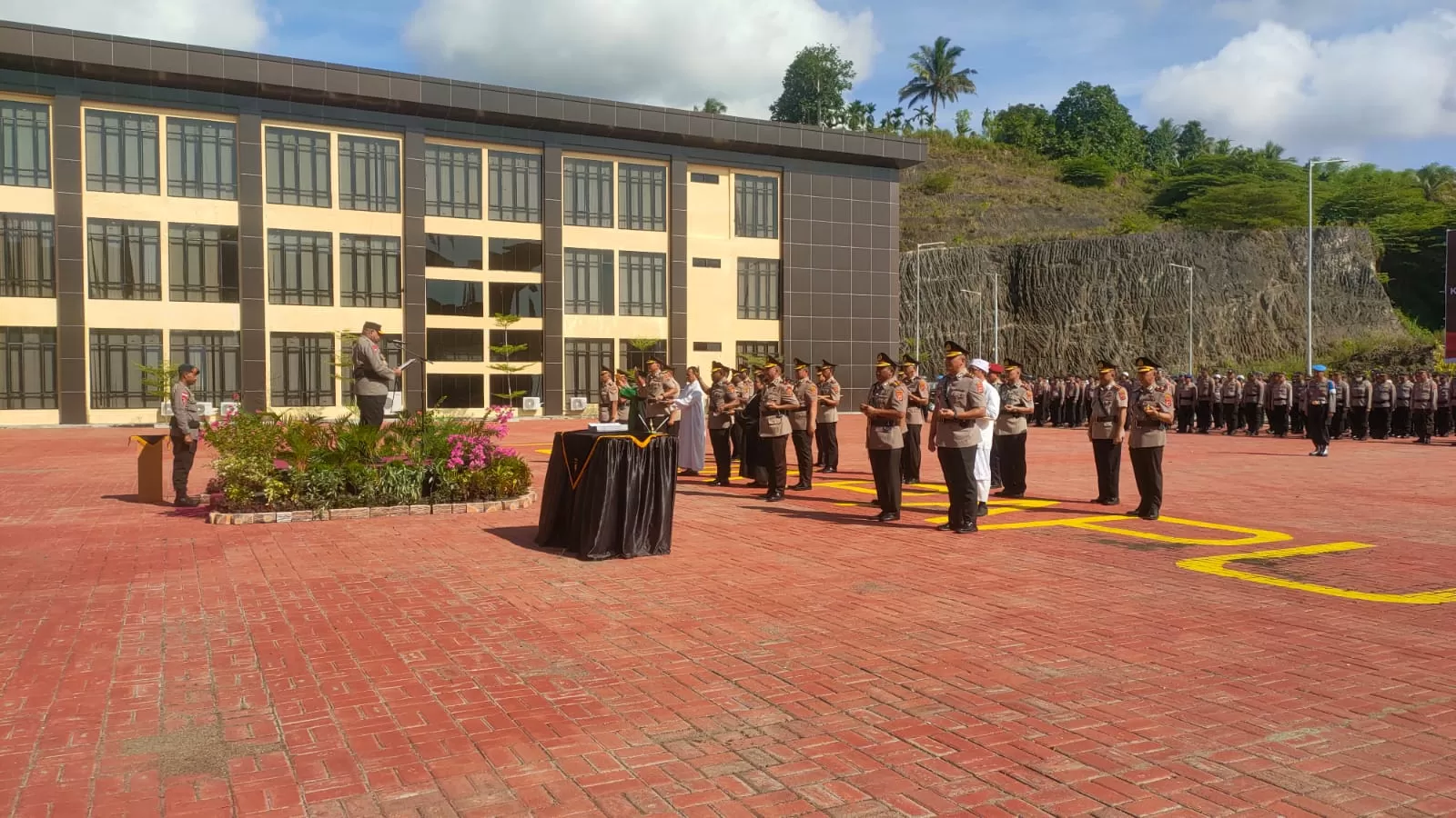 Kapolda Papua Irjen. Pol. Mathius Derek Fakhiri, S.I.K., M.H. memimpin upacara serah terima jabatan (sertijab) kepada Kabidkeu beserta 11 Kapolres di Mapolda Papua, Rabu (10/7/2024).  (Ceposonline.com/JIMIANUS)