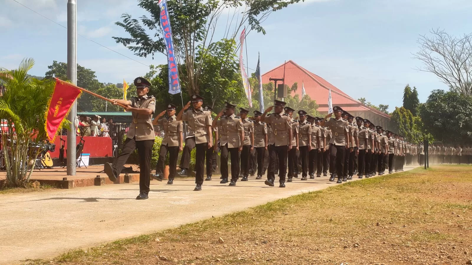 Parade peserta upacara penutupan Pendidikan pembentukan Bintara Polri gelombang l (satu) tahun anggaran 2024 di lapangan Sekolah Polisi Negara (SPN) Polda Papua, Kamis, (21/7/2024). (Ceposonline.com/JiMIANUS KARLODI)