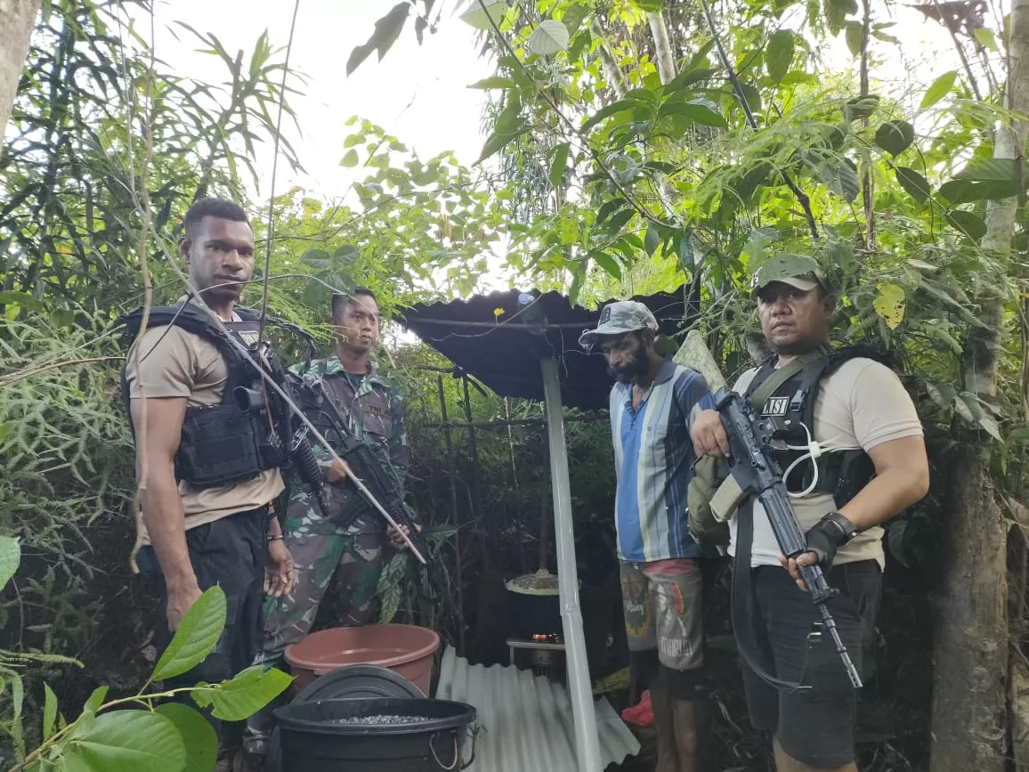 Personel gabungan TNI-Polri saat menggerebek pabrik miras lokal milik YG, di Distrik Assue, Kabupaten Mappi, Rabu (10/07/2024). (Ceposonline.com/Humas Polda)