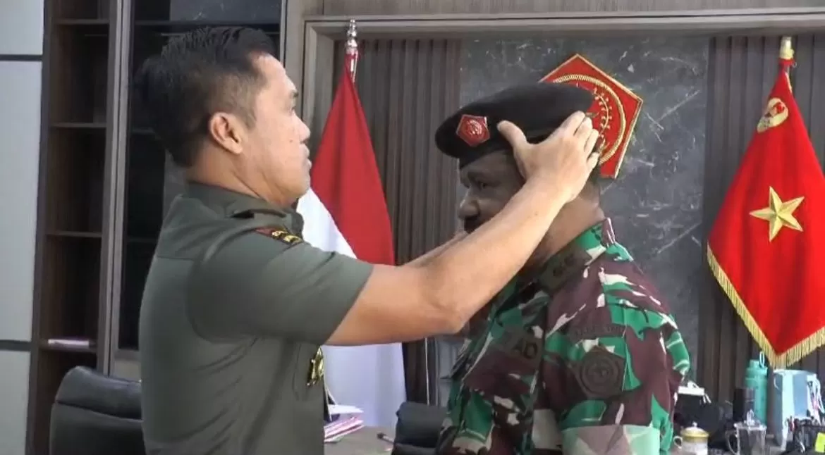 Tokoh adat Papua yang juga pernah menjabat Stafsus Presiden Joko Widodo (Jokowi), Lenis Kogoya, diangkat menjadi Letkol Tituler TNI AD. (Dok Pribadi Lenis Kogoya)
