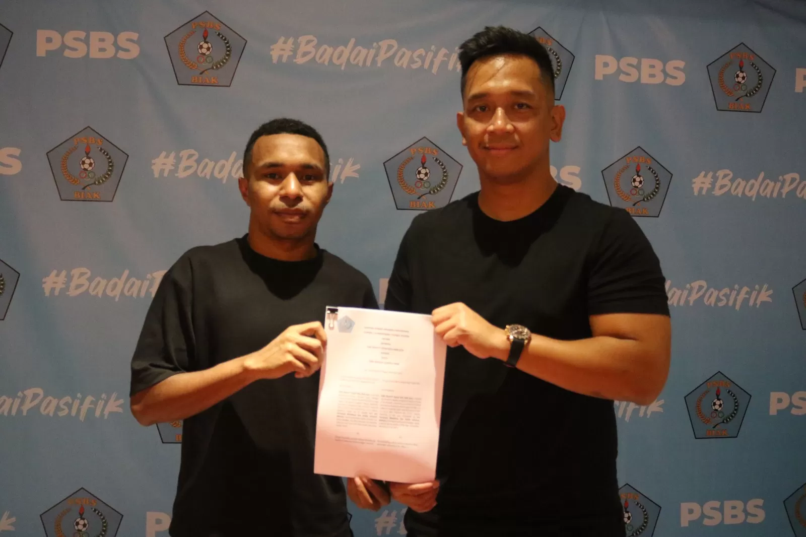 Tood Rivaldo Ferre terima kontrak dari manajemen PSBS. (Media Officer PSBS Biak)