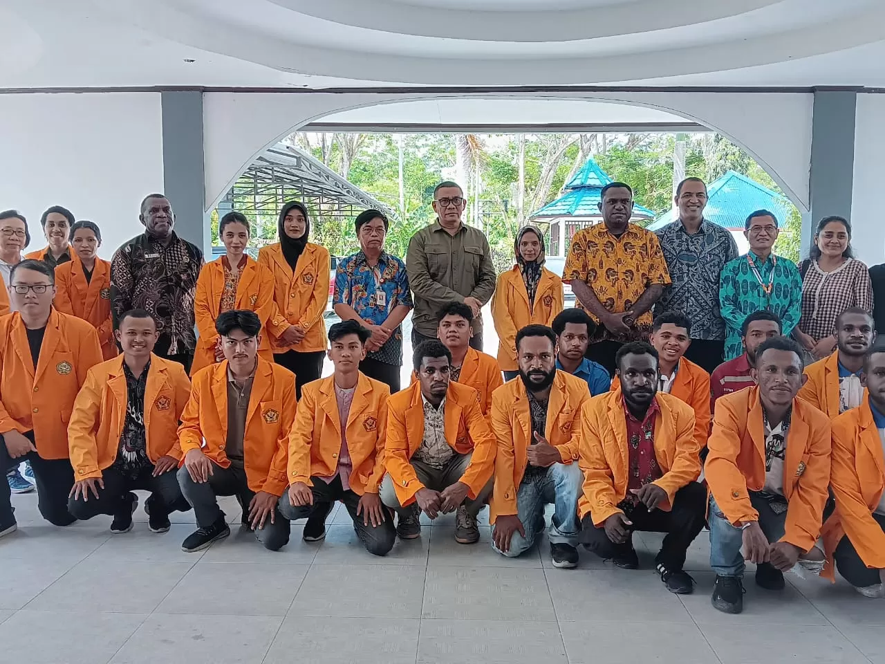 Plh Sekda Keerom, Lukas Saranga foto bersama mahasiswa USTJ di halaman kantor Bupati Keerom. Kamis (10/07/2024) sore. (Selfi for Ceposonline com)
