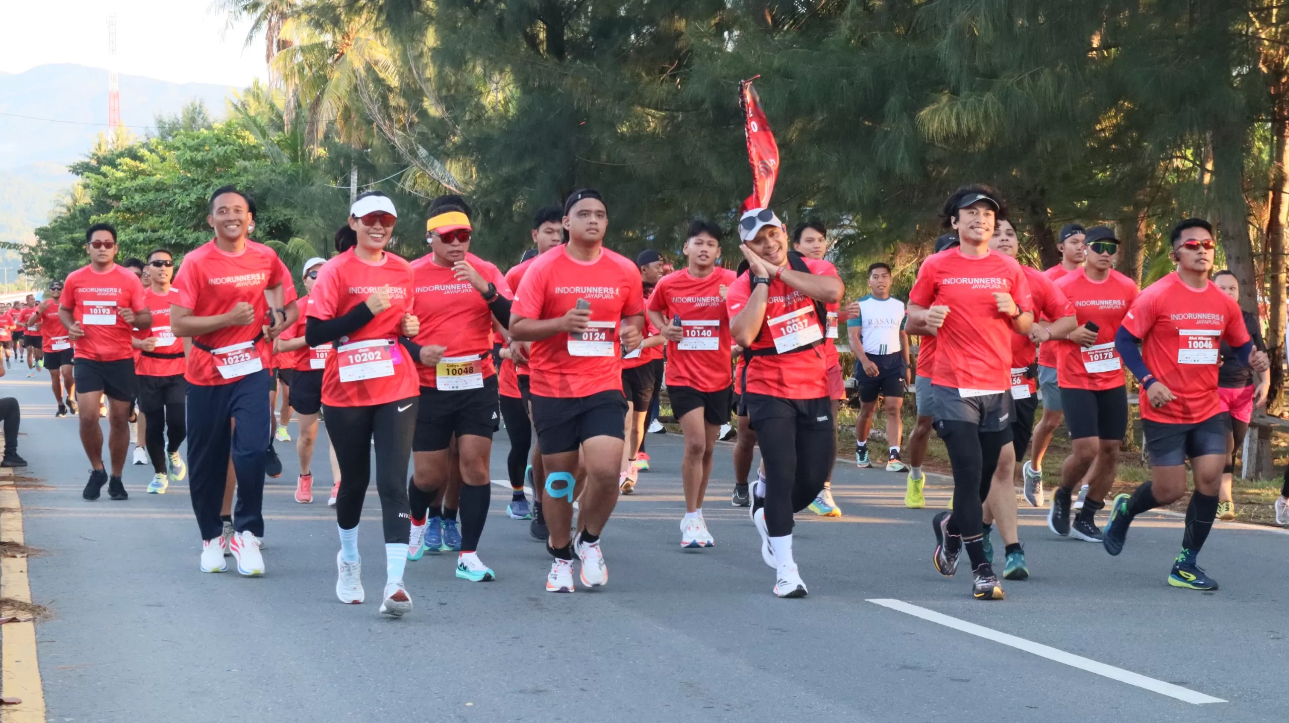 Peserta IndoRunners Jayapura 2024 dalam rangka Runiversary, kegiatan lari tahunan IndoRunners di kawasan CFD Kota Jayapura, Jalan Holtekamp, Sabtu (13/7/2024). (CEPOSONLINE.COM/Paskalino Robaha)