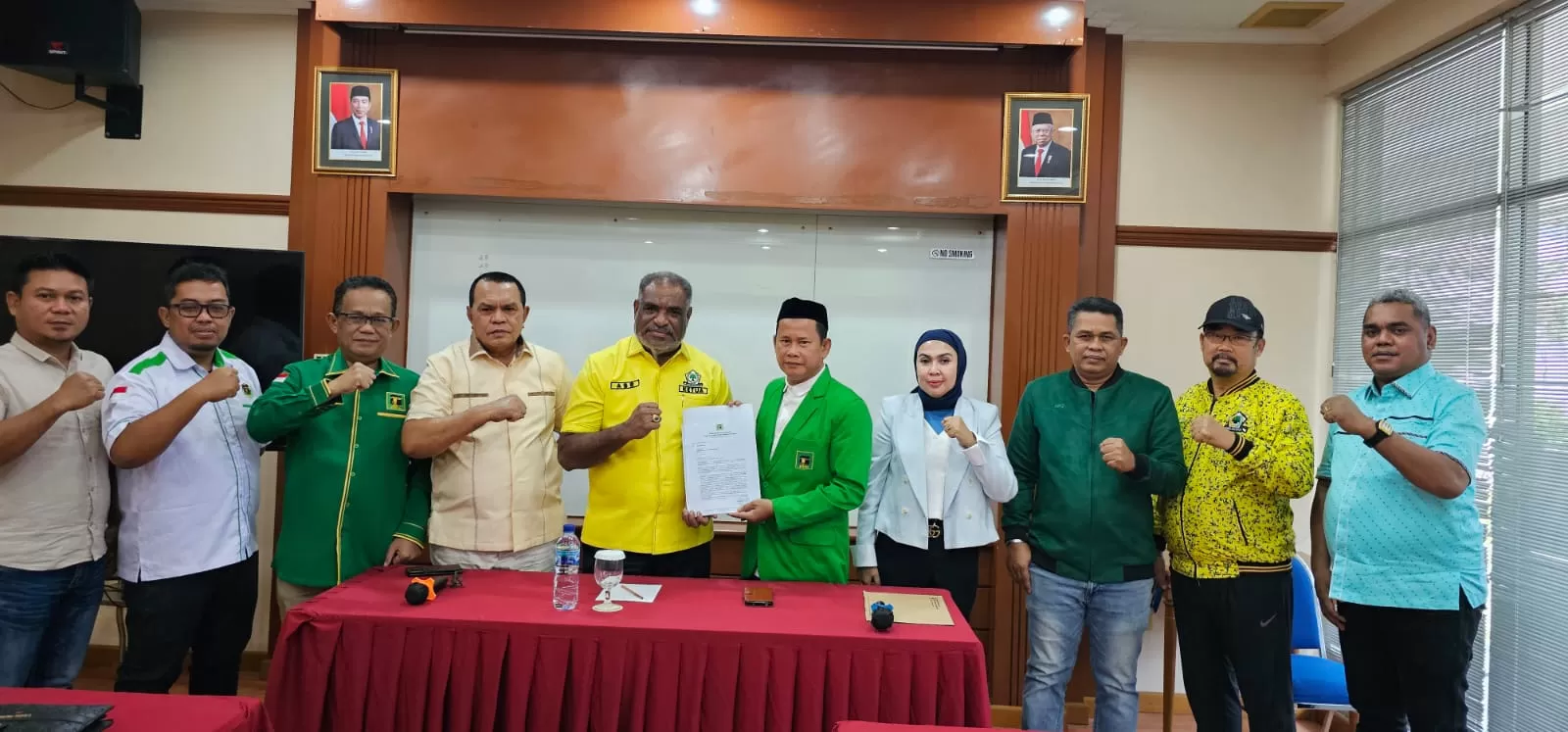 Ketua DPC PPP Kota Jayapura, H. M. Said didampingi Sekretaris DPW PPP Provinsi Papua, Abdul Rahim bersama pengurus PPP dan Sekretaris DPD Golkar Papua, Yopi Ingratubun saat menyerahankan rekomendasi. (ceposonline.com/HANS)