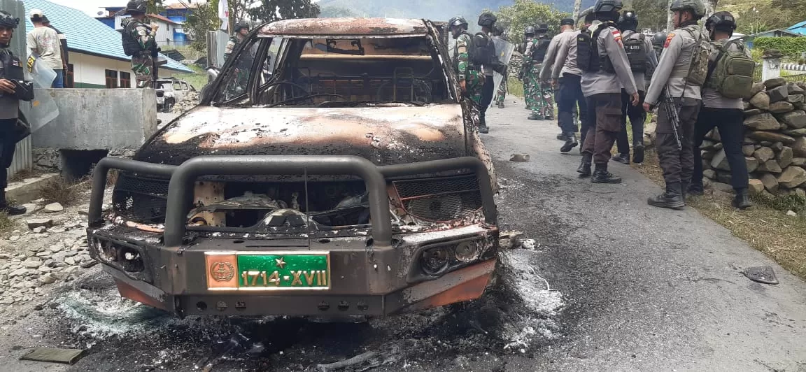 Mobil milik TNI yang dibakar di Puncak Jaya, Papua Tengah. Ini buntut dari tewasnya tiga warga yang diduga simpatisan KKB. (Ist)