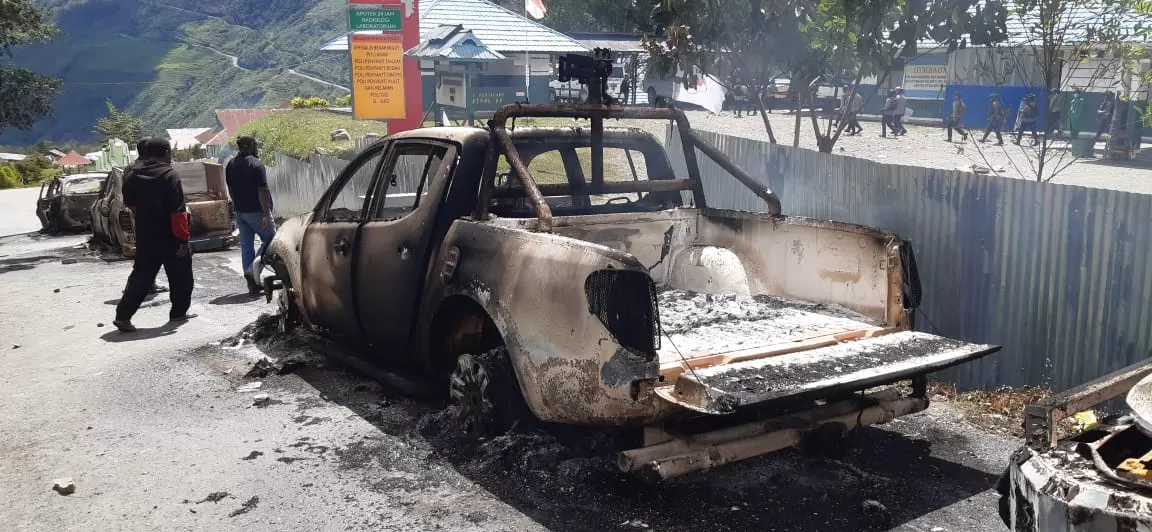 Mobil patroli hingga truk polisi dibakar di Puncak Jaya, Papua Tengah. Ini buntut dari tewasnya tiga warga yang diduga simpatisan KKB. (Ist)