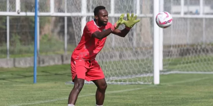 Eks kiper Persipura, John Pigai, gabung PSBS Biak untuk berlaga di Liga 1 musim 2024/2025. (MO PSBS BIAK)
