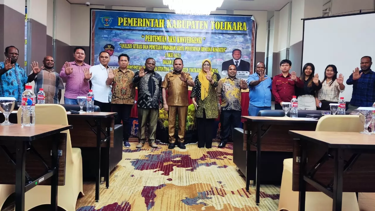 Pj Bupati Tolikara Marthen Kogoya foto bersama dengan para peserta usai membuka kegiatan a Pertemuan Aksi Konvergensi Penurunan Stunting di Hotel Mazone Jayapura, Senin (22/7). (Ceposonline.com/Diskominfo)