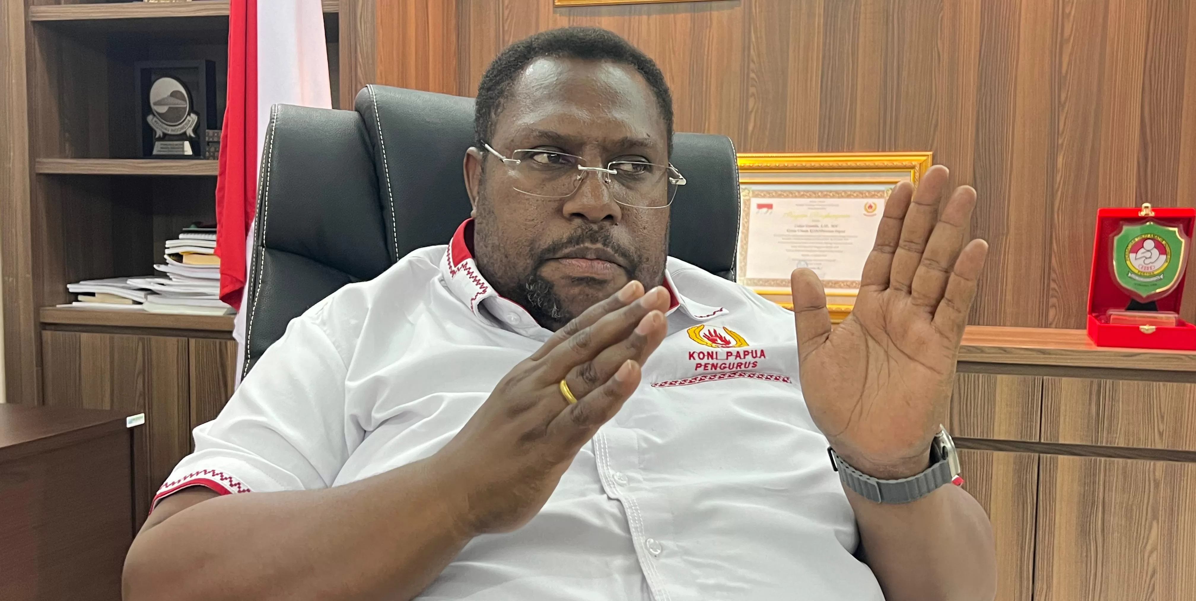 Ketua KONI Papua, Kenius Kogoya, bicara soal persiapan menuju PON XXI di Sumatera - Aceh. (CENDERAWASIH POS/Erianto)