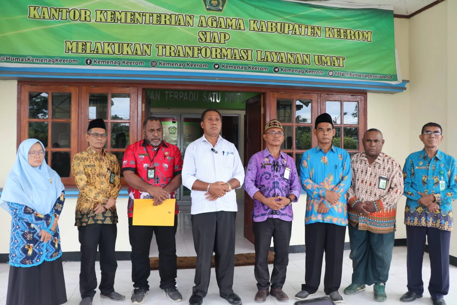 Ketua Kemenag Keerom, Yohanes Nahak beserta jajaran saat memberikan keterangan, Rabu (24/07/2024). (ceposonline.com/MUSTAKIM)