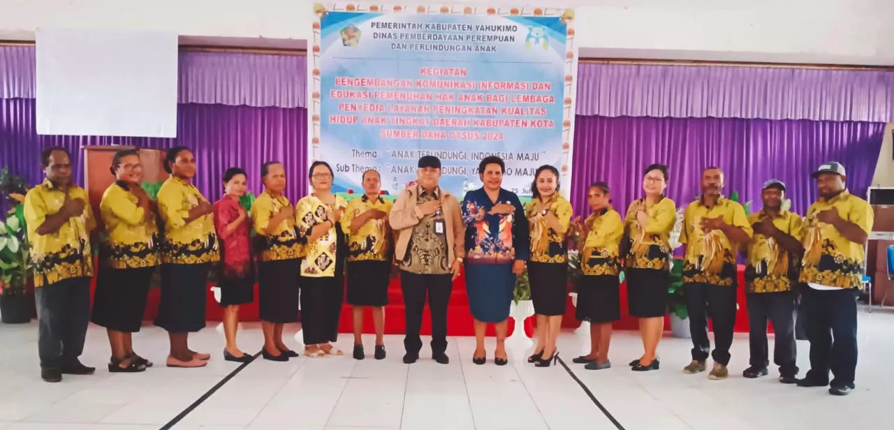 Sekda Yahukimo, Redison Manurung, SPd, MSi saat foto bersama dengan para peserta Kegiatan Pengembangan KIE yang digelar Dinas PPA Kabupaten Yahukimo di aula Otto Kobak Misionaris Center, Dekai, (25/7/ (ceposonine.com/HUMAS)
