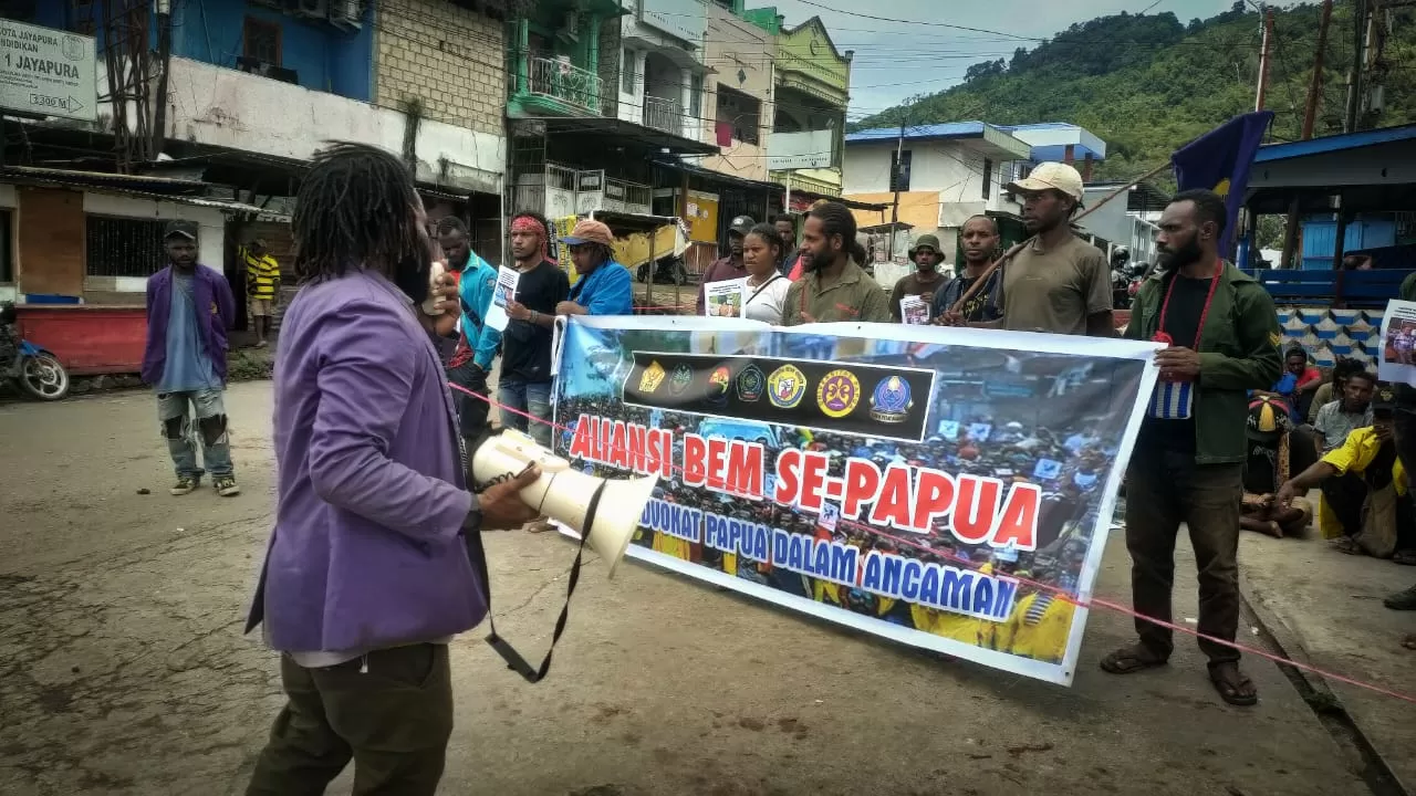 Aliansi Badan Eksekutif Mahasiswa Seluruh (BEM) Papua menggelar aksi unjuk rasa di lampu merah Abepura, Distrik Abepura, Kota Jayapura, Kamis (25/7/2024).  (Ceposonline.com/Jimi)