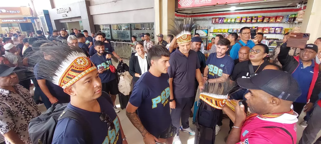 Tim PSBS Biak mendapat sambut di Bandara Sentani, Kabupaten Jayapura, Papua, Jumat (26/07/2024).  (MO PSBS Biak for Ceposonline.com)