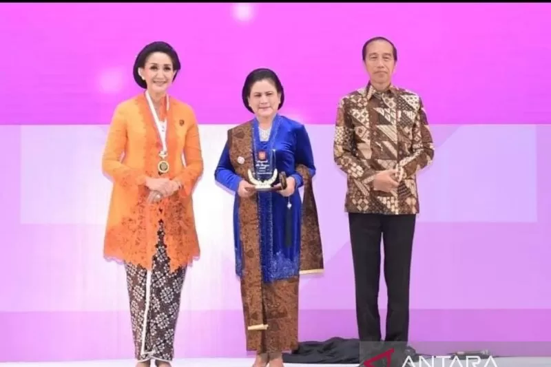 Presiden Joko Widodo didampingi Iriana menghadiri puncak Hari Kebaya Nasional di Istora Senayan, Jakarta, yang diunggah melalui akun Instagram @jokowi, Rabu (24/7/2024).  (ANTARA/Instagram/jokowi)