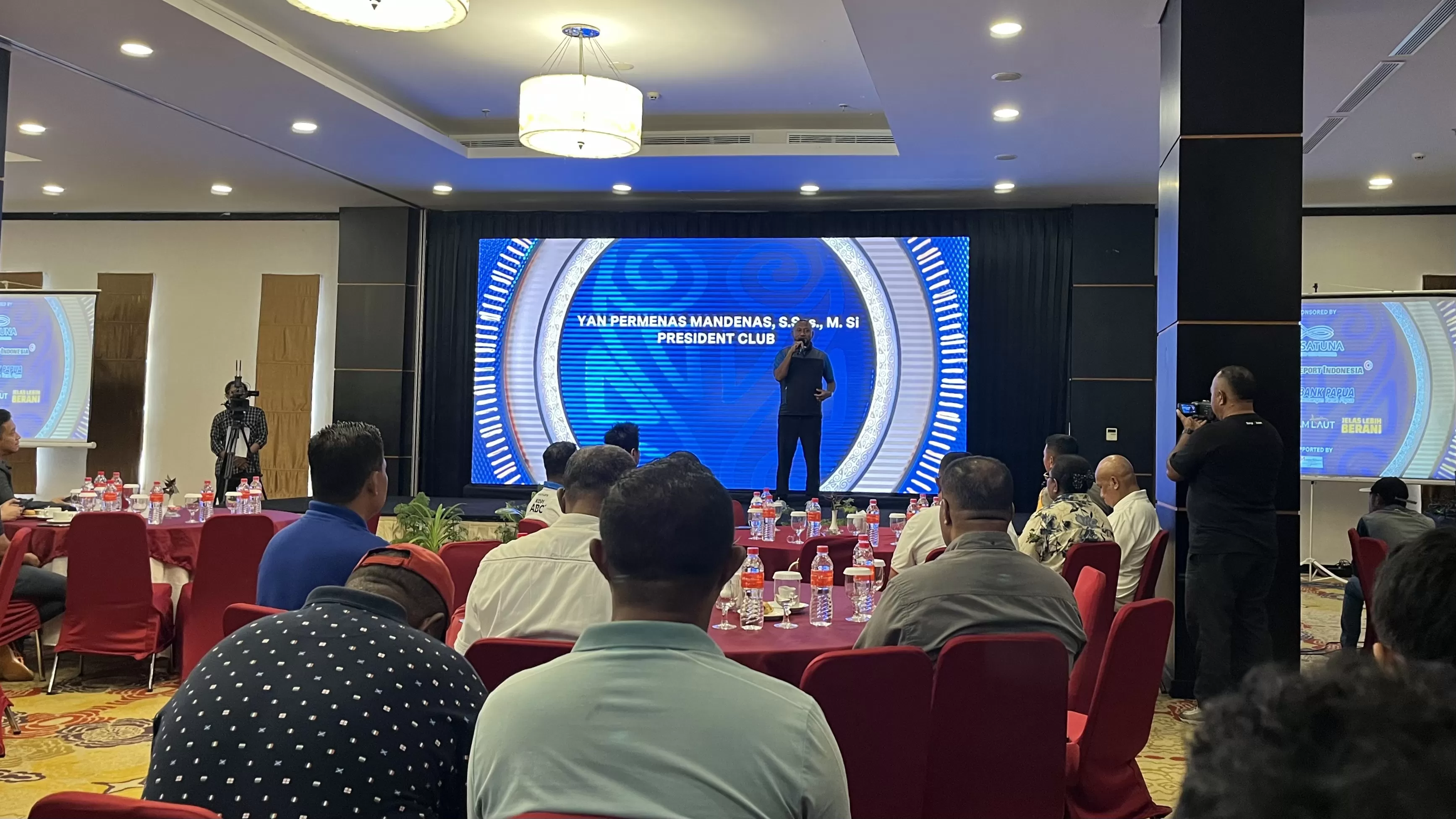 Presiden PSBS Biak Yan Mandenas dalam peluncuran tim di Jayapura Sabtu (27/7/2024) (CEPOSONLINE.COM/Pasklino Robaha)
