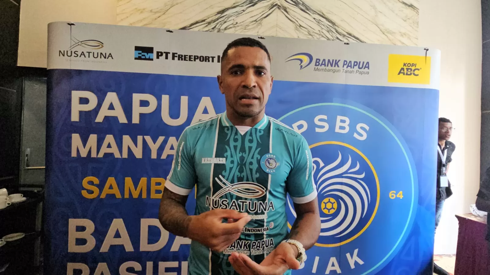 Penyerang PSBS Biak, Alberto Goncalves (CEPOSONLINE.COM/Hans Palen)