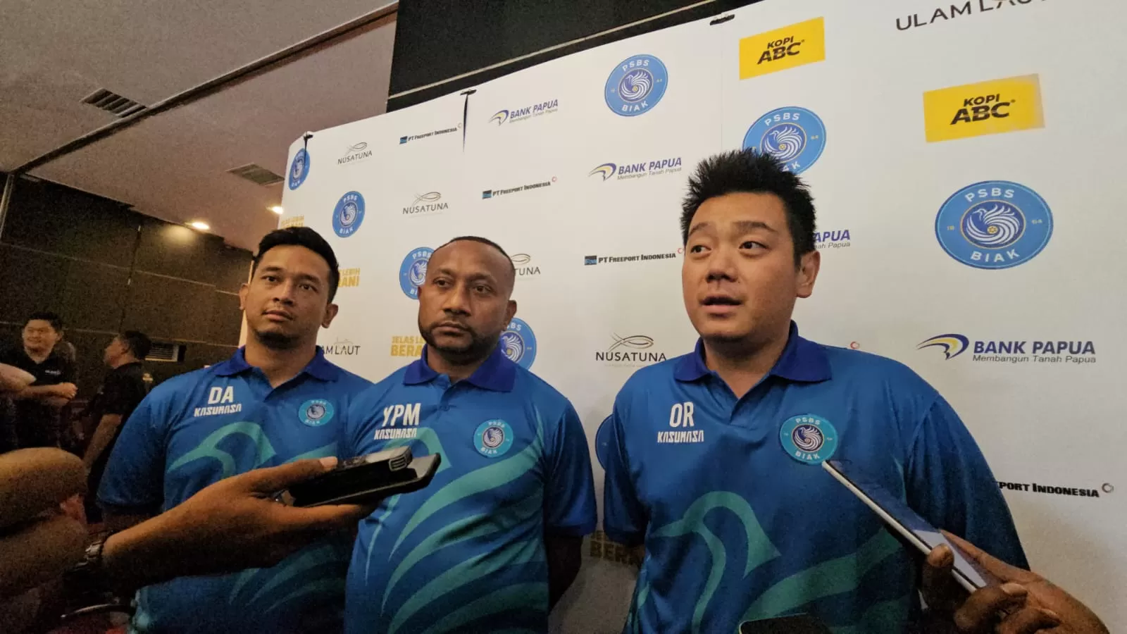 Bos Nusa Tuna, Owen Rahadian yang juga merupakan Owner Club PSBS Biak didampingi Presiden Klub PSBS Biak, Yan Mandenas. (ceposonlne.com/HANS)