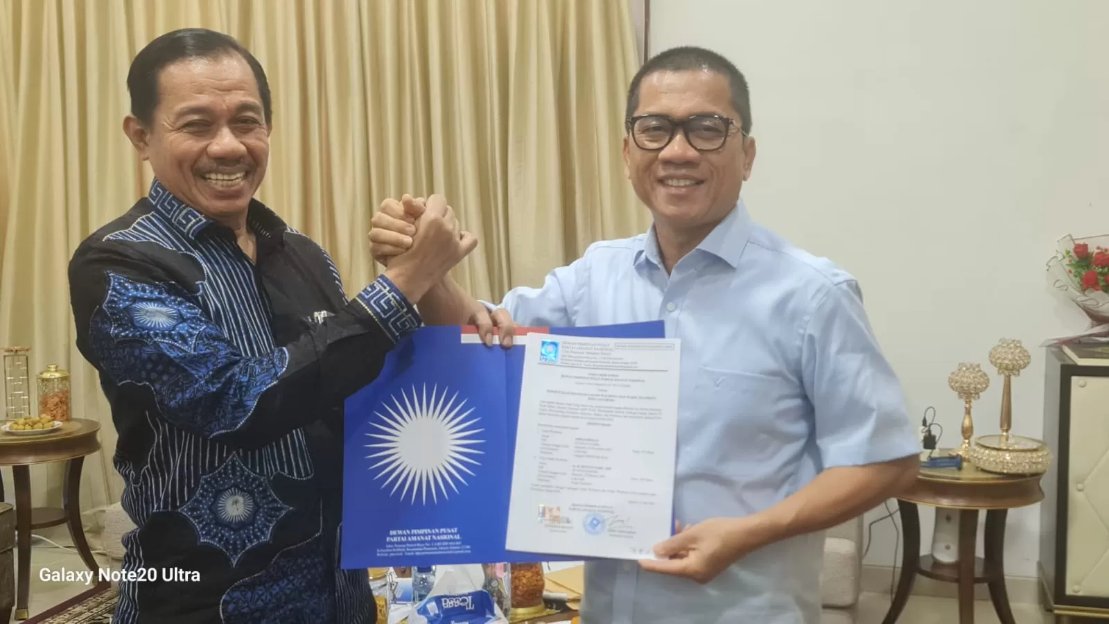 Bakal Calon Wakil Wali Kota Jayapura, Rustan Saru ketika menerima rekomendasi B1KWK dari DPP PAN di Jakarta. (Foto: Rustan Saru for Ceposonline.com)