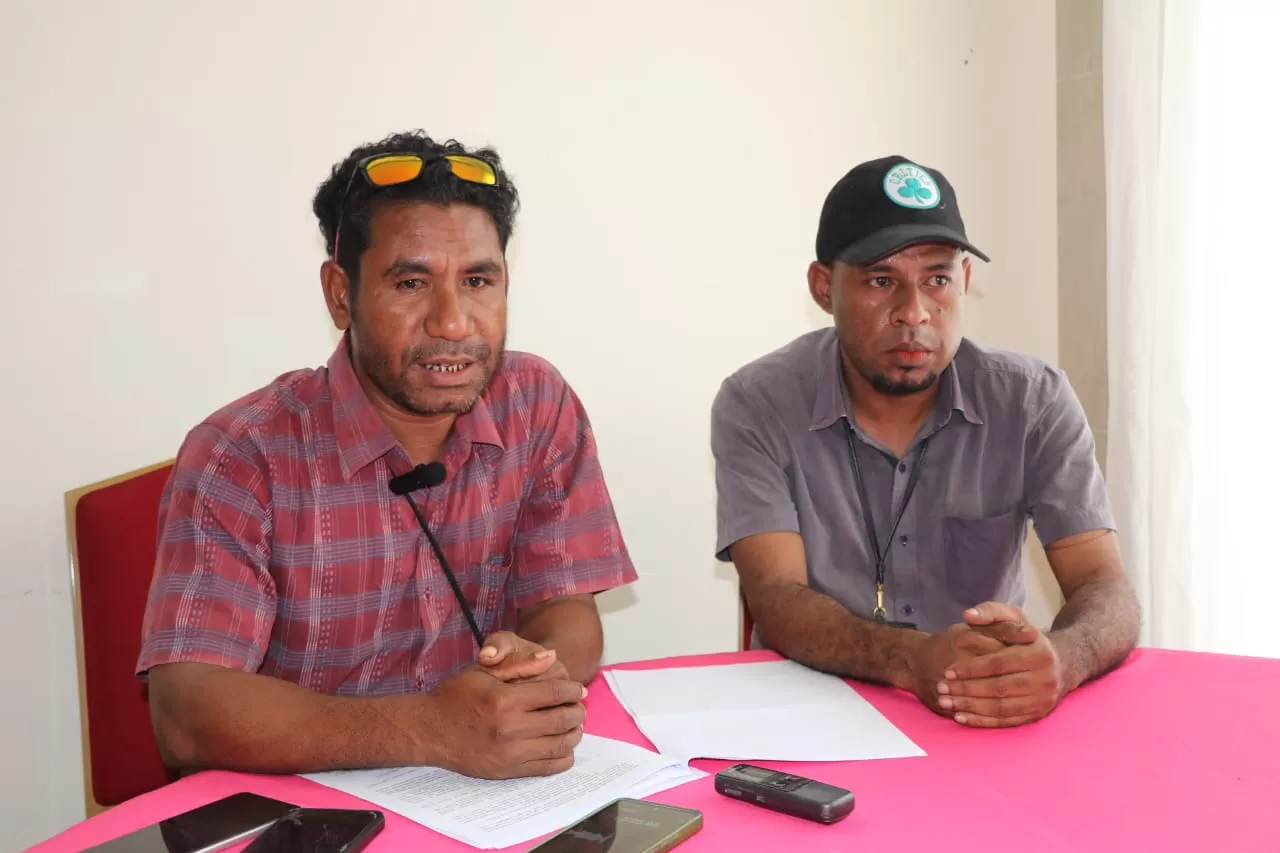 Ketua DPW AHN Provinsi Papua, Frist Awom yang didampingi Sekjen DPW AHN Papua, Adventus Korwa saat memberikan keterangan pers di Arso, Selasa (30/07/2024). (ceposonline.com/MUSTAKIM)