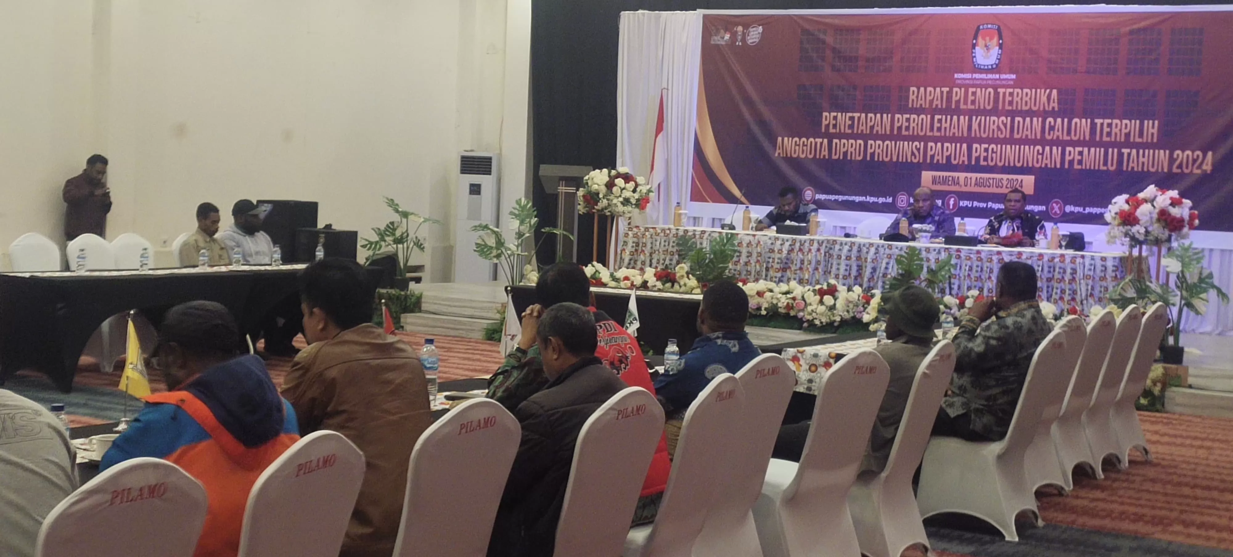 Suasana rapat Pleno penetapan Kursi dan calon anggota DPR Papua Pegunungan yang dibatalkan sementara waktu.  (Ceposonline.com/DENNY)