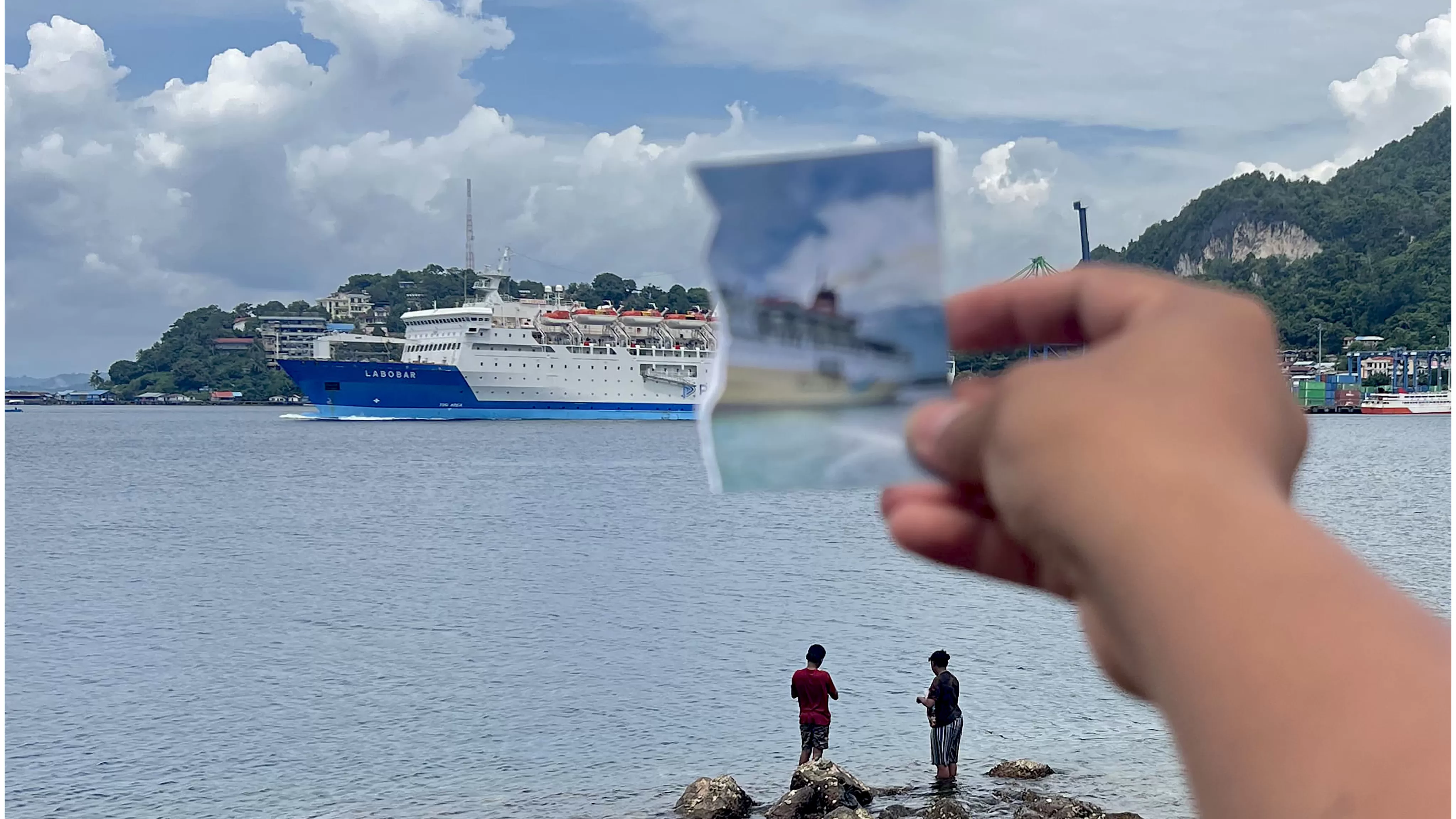 Tampak foto lama KM Labobar saat disandingkan dengan penampilan baru dari LM Labobar saat berlayar di perairan Jayapura, Rabu (31/7). ( CEPOSONLINE.COM/Erianto)