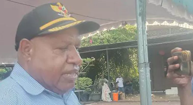 Wakil Ketua II Majelis Rakyat Papua Tengah, Matius Wakerkwa saat diwawancarai media di kediaman Pj.Bupati Puncak, Nenu Tabuni. (ceposonline.com/THERE)