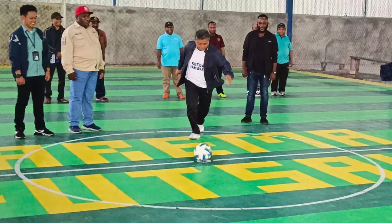 Asisten II Setda Yahukimo Bongga Sumule S, KM., M.Kes menendang bola sebagai tanda pembukaan turnamen Futsal antar OPD di Narema Distrik Dekai, Jumat (2/8/2024) sore.  (Ceposonline.com/Humas Yahukimo)