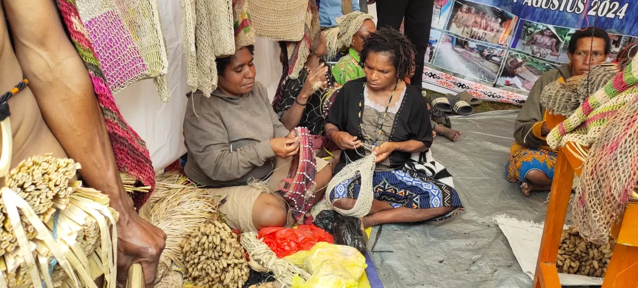 Mama-mama perajin noken saat menunjukkan qkeahliannya merajut noken pada saat pameran UMKM di halaman Kantor LPP RRI, Senin (5/8/2024). (Ceposonline.com/Deny)