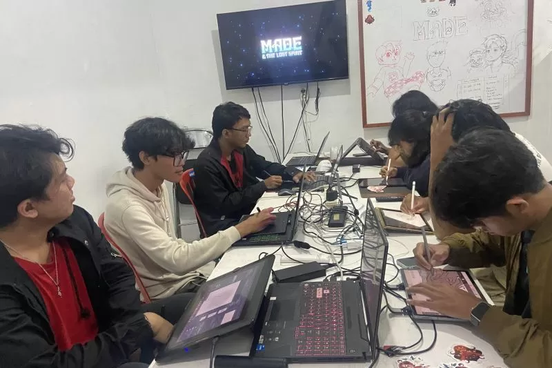 Beberapa anak muda penggagas seri animasi "Made & the Lost Spirit" sedang berdiskusi di Denpasar, Selasa (6/8/2024).  (ANTARA/Ni Putu Putri Muliantari)