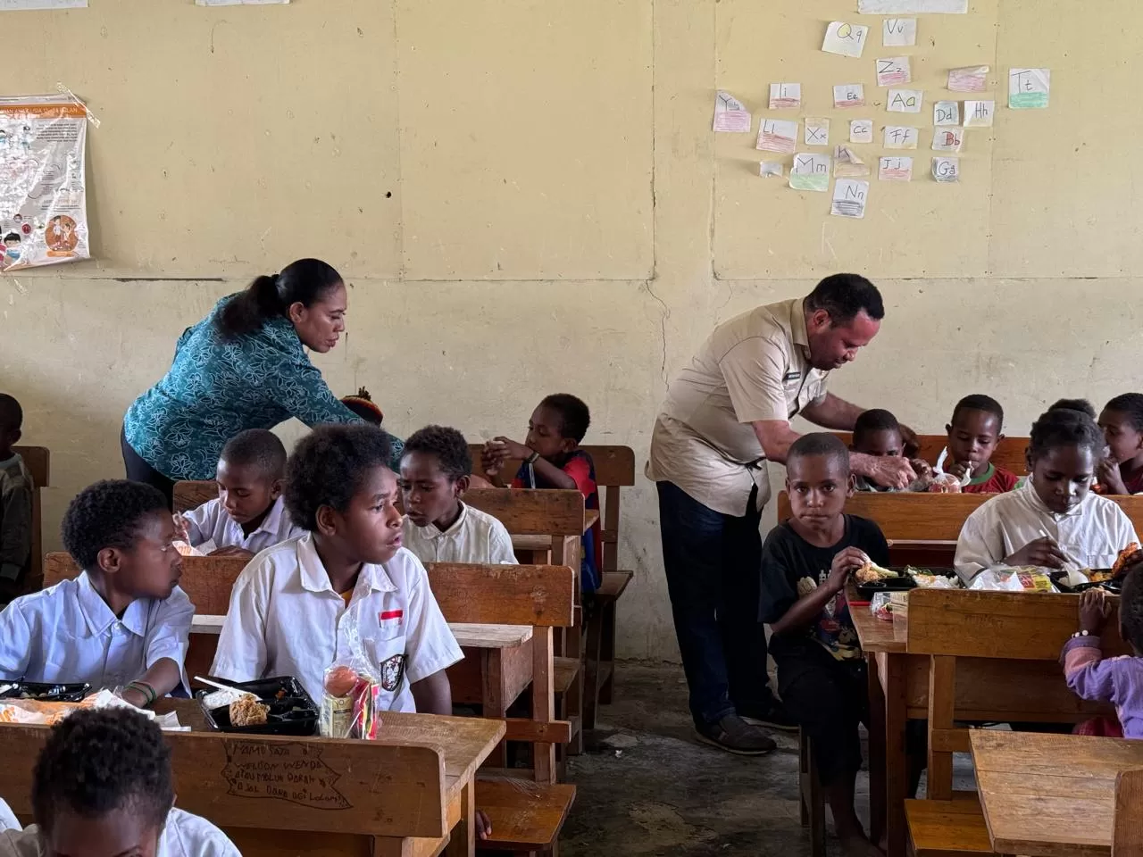 Penjabat (Pj) Bupati Tolikara, Marthen Kogoya, SH.,M.AP didampingi Bunda PAUD, Ny. Maria I. G. Kogoya memantau pelaksanaan Program Sarapan Sehat Anak Sekolah (Sarasehans) di  SD Inpres Anawi (8/8) (ceposonline.com/Diskominfo)