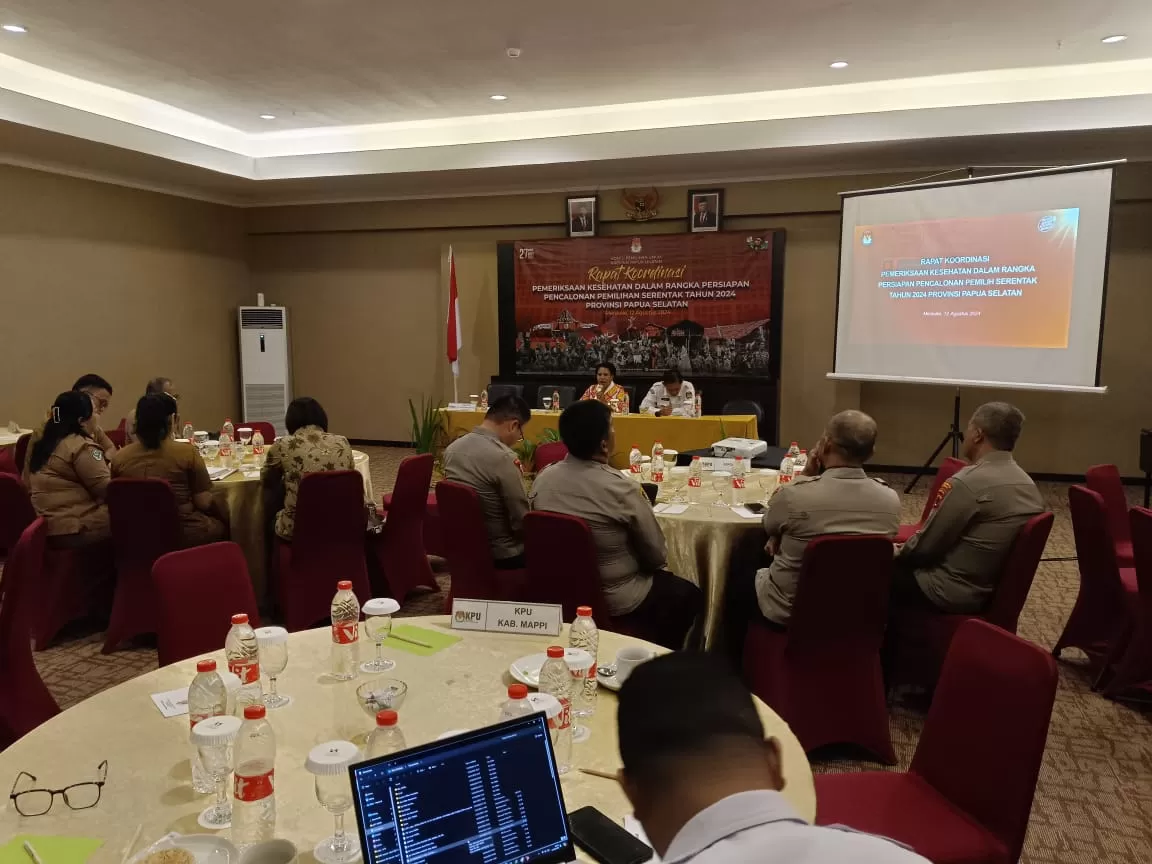 Komisioner KPU Provinsi bersama LO Kapolda Papua dan Polres dari 4 kabupaten seusai rakor terkait pengamanan saat pendaftaran pasangan bakal calon gubernur Papua Selatan di Swiss Belhotel, Senin (12/8 (ceposonline.com/SULO)