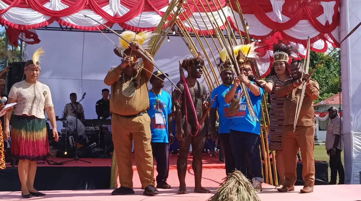 Direktur Industri Kreatif Musik, Film dan Animasi Muhamad Amin bersama Sekda Provinsi Papua Pegunungan Drs. Wasuok D Siep dan Wakil Bupati Yahukimo Esau Miram S.IP menarik tali busur panah  (Ceposonline.com/Humas Yahukimo)