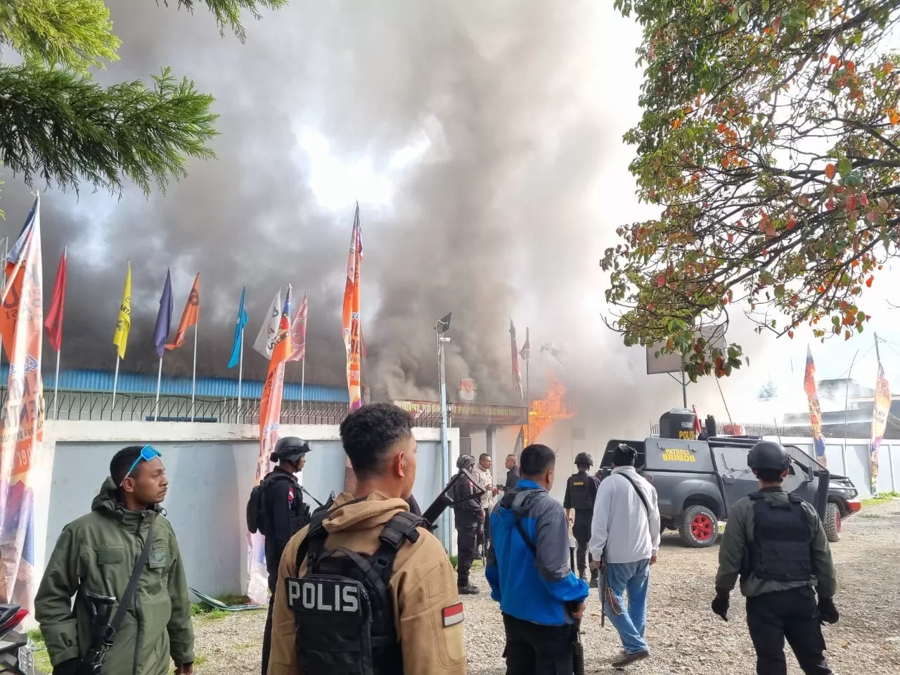 Kantor KPU Papua Pegunungan dibakar. (CENDERAWASIH POS/Deni)