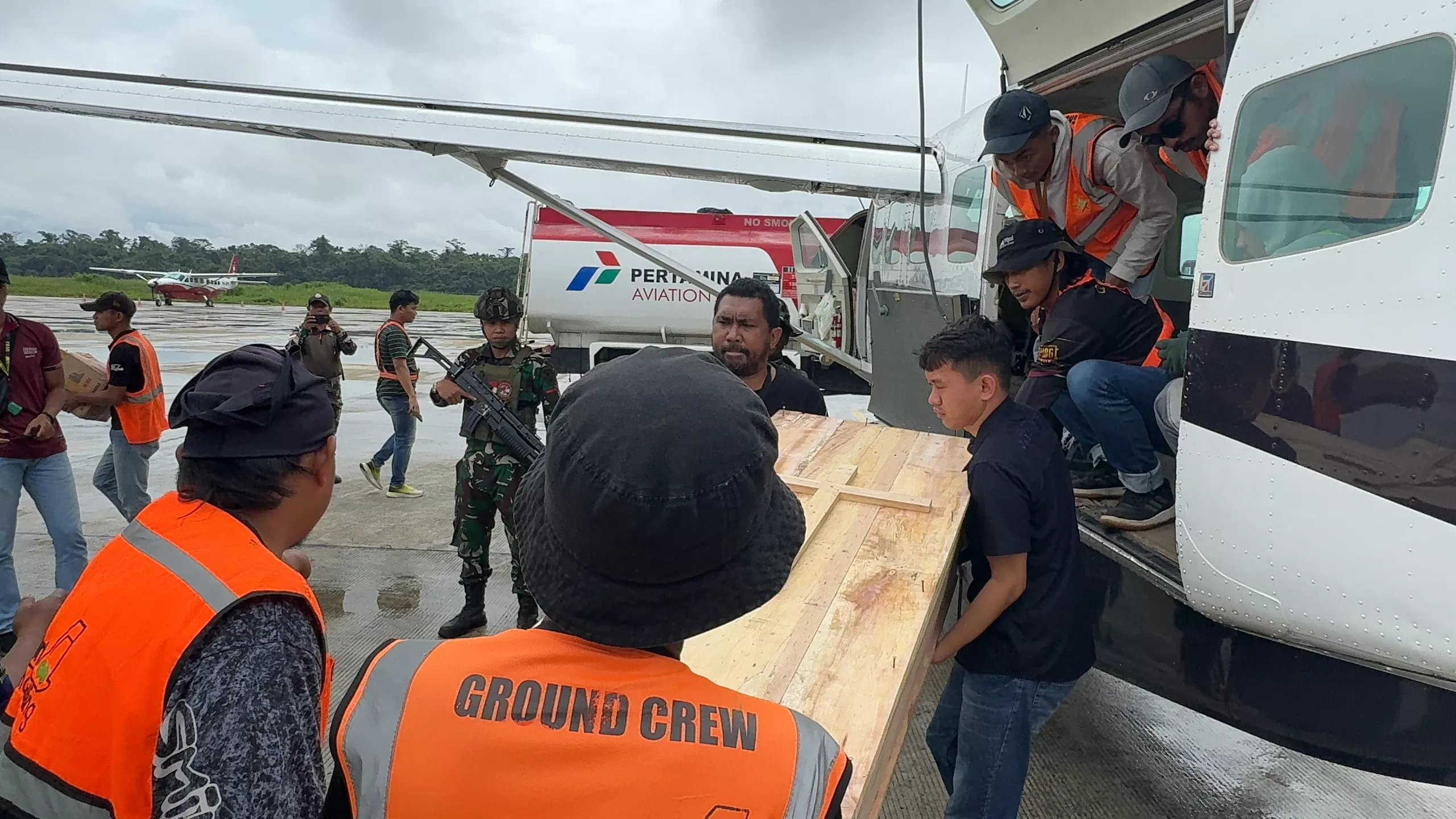 Jenazah korban hendak diterbangkan dari bandara Intan Jaya ke Timika (14/3) selanjutnya diterbangkan ke kampung halamannya. (CEPOSONLINE/SATGAS DAMAI)