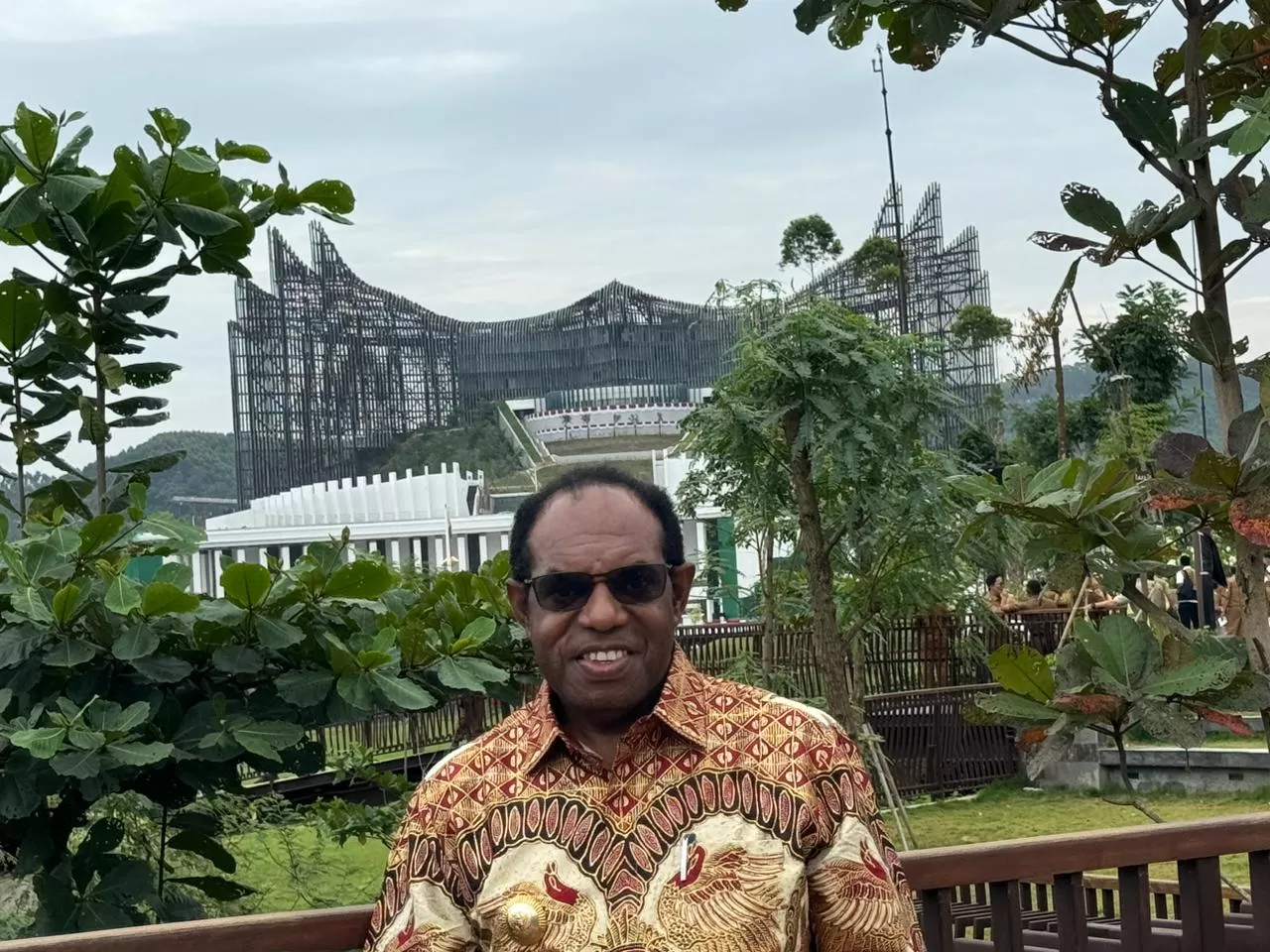 Bupati Keerom, Piter Gusbager saat pose disalah satu sisi IKN disela menghadiri undangan Presiden Jokowi, Selasa (13/08/2024). (ceposonline.com/ISTIMEWA)