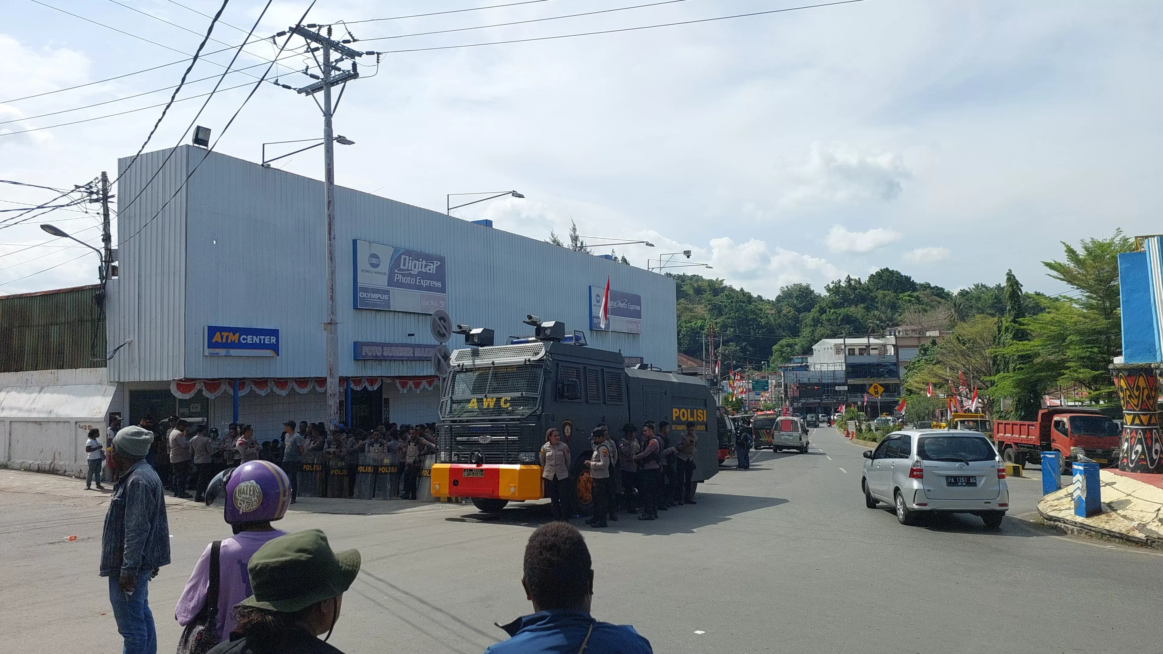 Situasi terkini di titik aksi demo KNPB di Lingkaran Abepura. Terpantau lalu lintas dan aktivitas ekonomi lancar. (CENDERAWASIH POS/Karolus Daot)