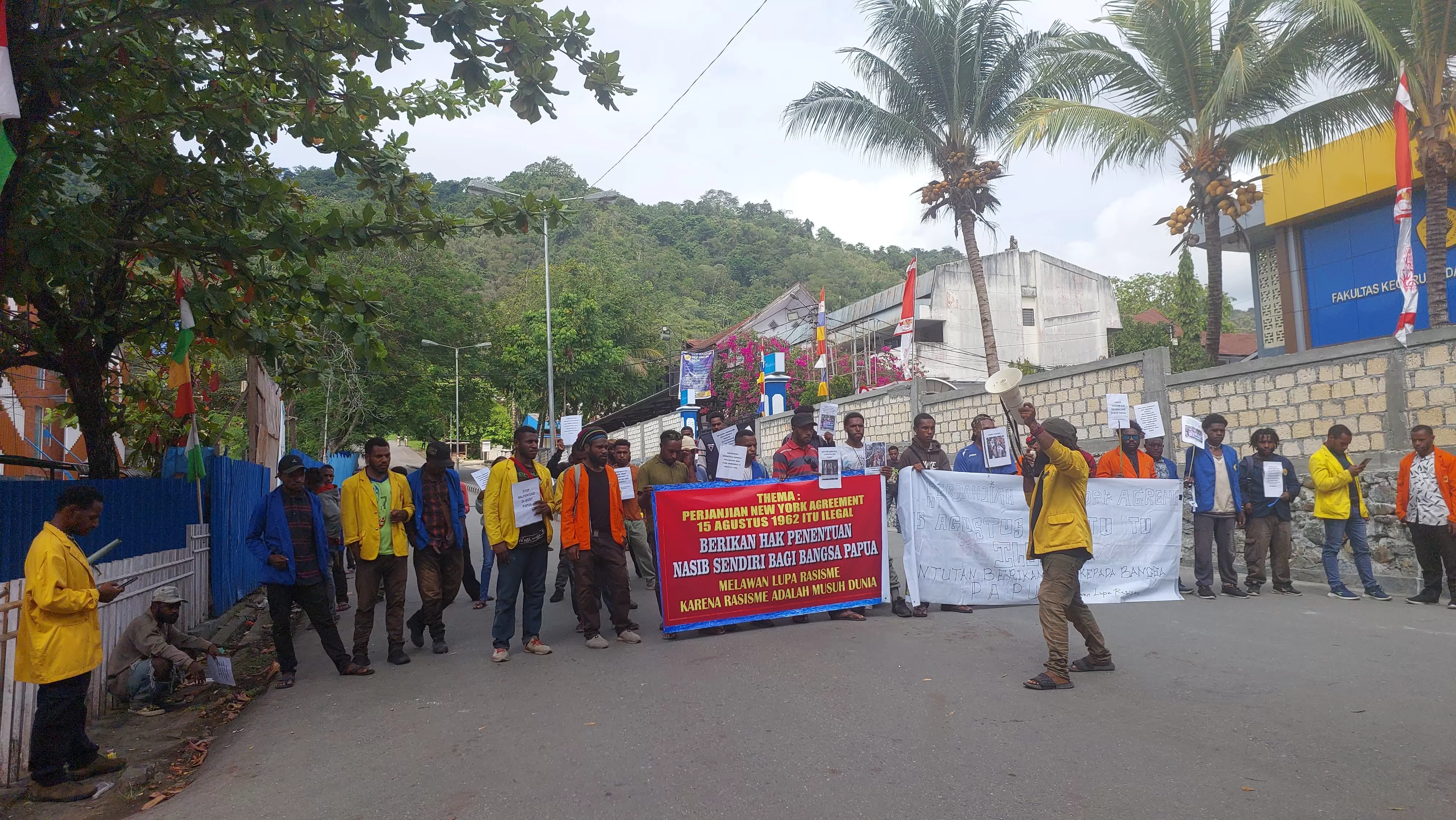 Aksi demo dari sekelompok mahasiswa di Uncen Abepura yang hanya diikuti puluhan mahasiswa, Kamis (18/2024)  (Ceposonline.com/Karel)