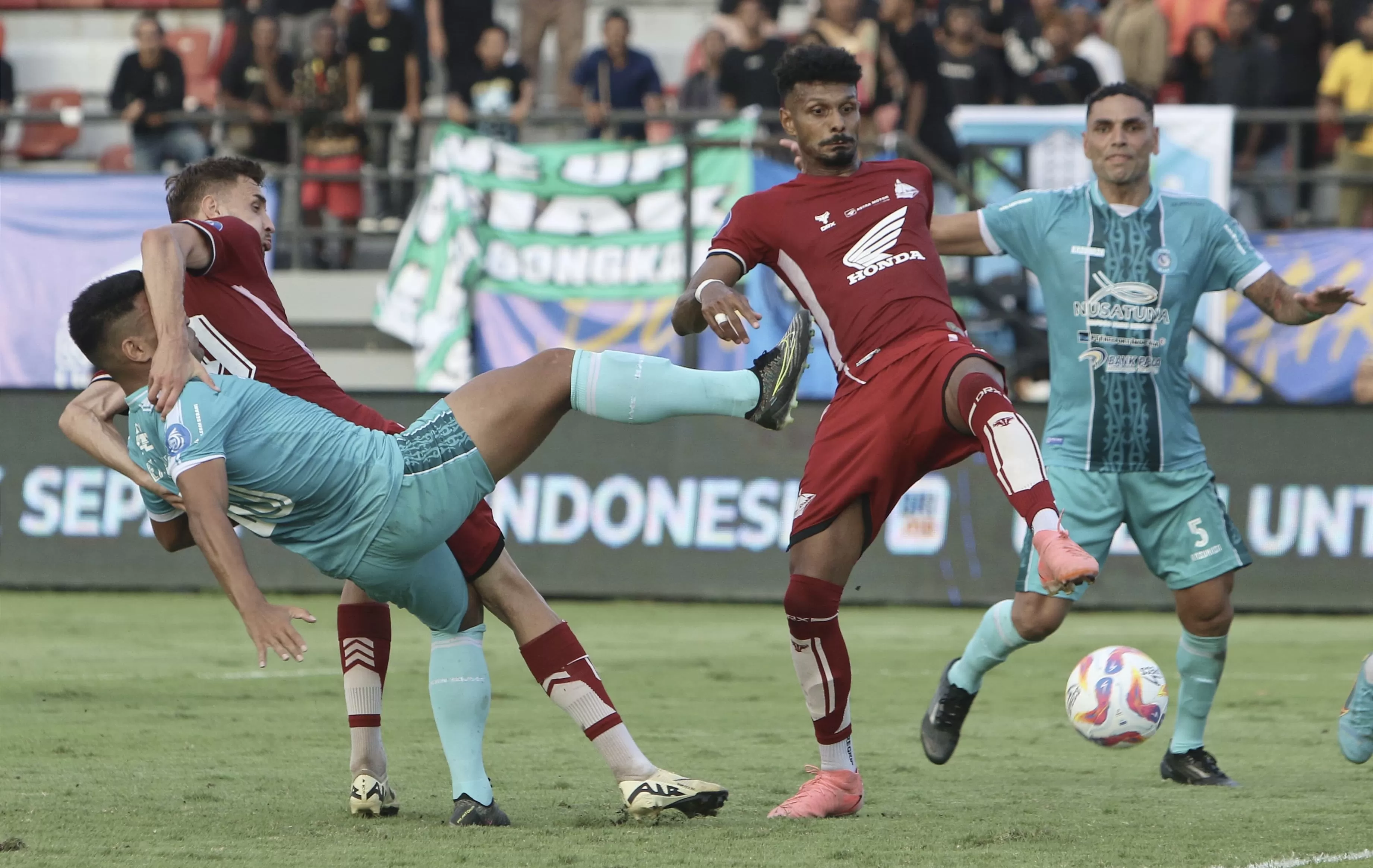 Duel antara pemain PSM Makassar vs PSBS Biak dalam lanjutan laga Liga 1 2024/2025. (MO PSBS Biak)