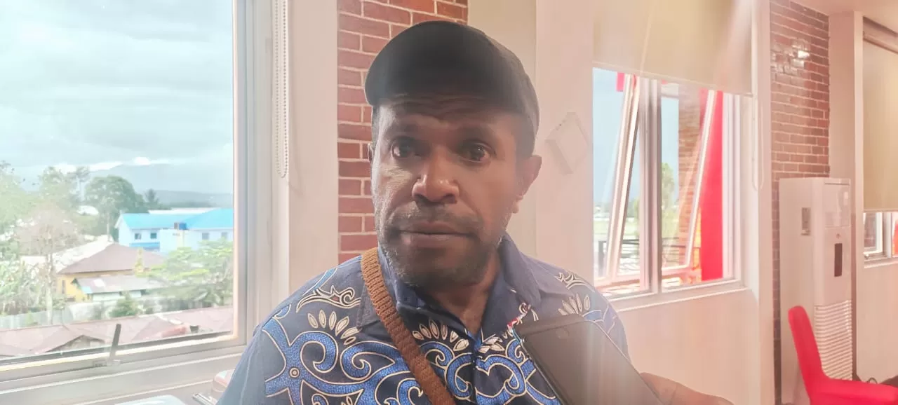 Komisioner KPU Provinsi Papua Pegunungan Devisi Perencanaan dan Data Naftali Emanuel Pawika    (Ceposonline.com/Denny)